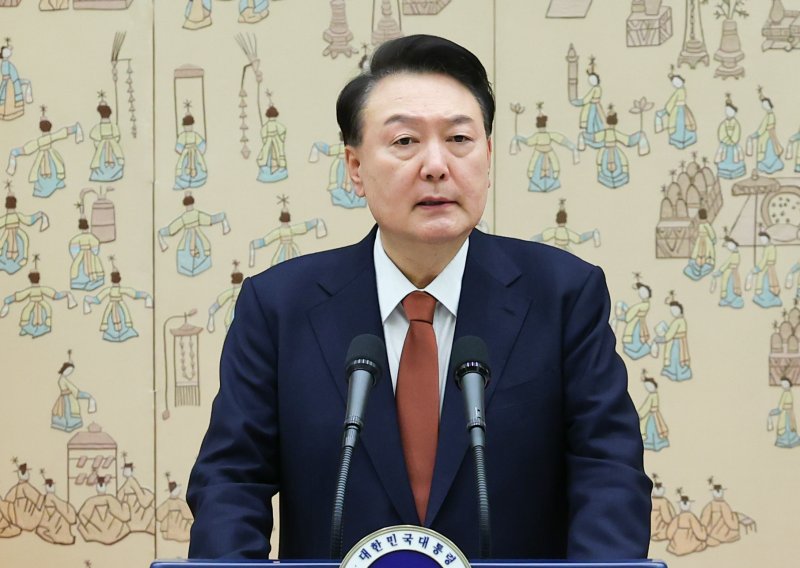 President Yoon Suk-yeol delivering a speech to promotees at a ceremony held at the Presidential Office in Yongsan, Seoul, on the 27th.
