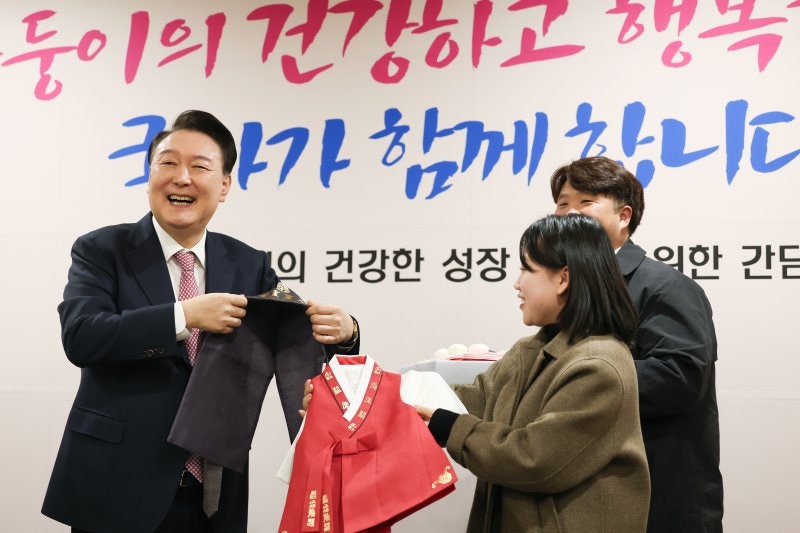 오둥이 아빠에 약속지킨 尹, <b>의료비</b> 지원 1억까지 늘렸다