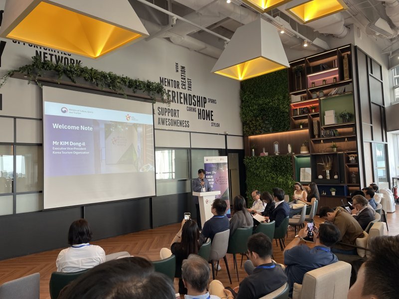 Kim Dong-il, head of the Tourism Industry Headquarters at the Korea Tourism Organization, delivers a speech at the 'Overseas Tourism Business Support Center Singapore Demo Day' held at The Hive in Singapore on June 26th (local time). Provided by Korea Tourism Organization