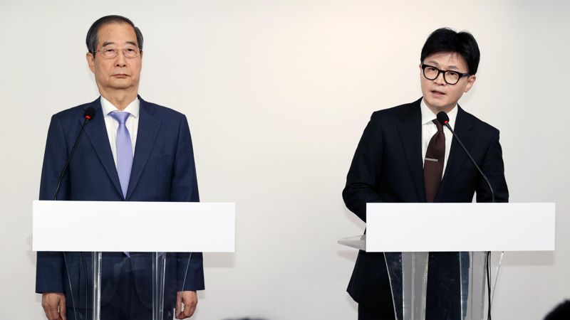한덕수 국무총리와 한동훈 국민의힘 대표가 8일 오전 서울 여의도 당사에서 대국민 공동 담화를 발표하고 있다. 사진=서동일 기자