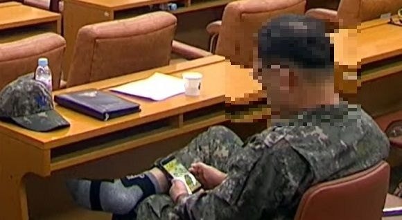 "정신 있냐" 국방위 계엄 질의장서 군화 벗고 '폰 <b>게임</b>' 한 군 장교