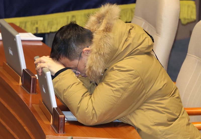 ギムサングウックグックミンウィヒム議員が 14日ソウル汝矣島国会でユンソックヨル大統領弾劾訴追案を案件で開かれた第419回国会(臨時回) 第4次本会議で弾劾の中開票の中で頭をこれからよっている. /写真=ニューシース