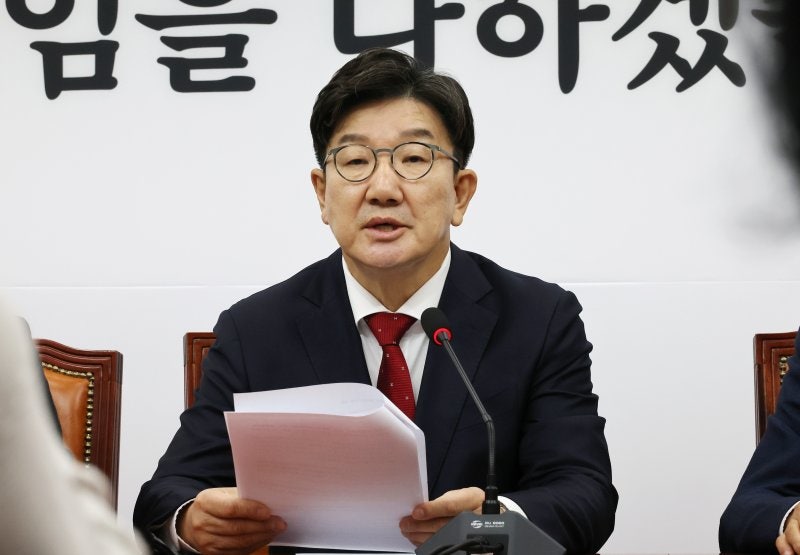 <b>권성동</b> "한덕수, 총리로서 탄핵? 대통령 탄핵소추 절차 밟아야"