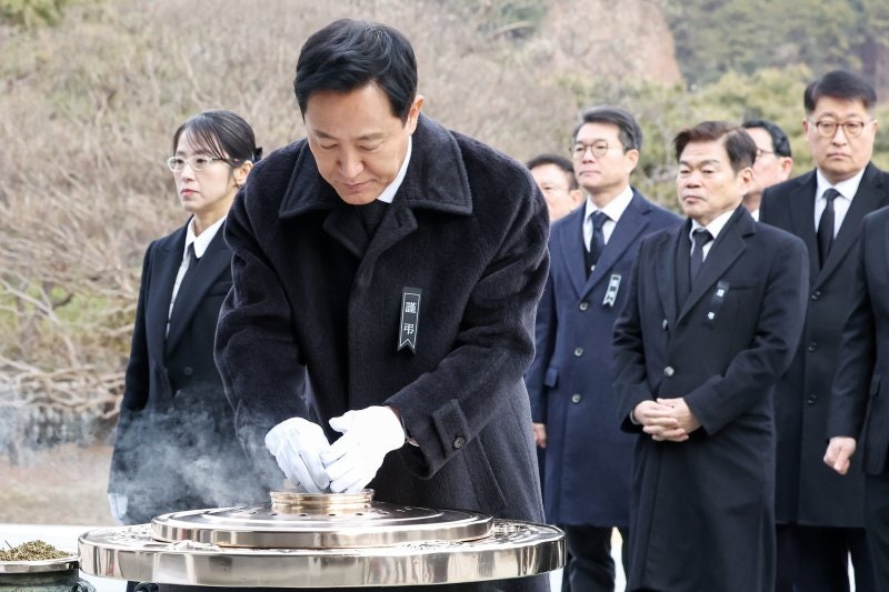 <b>오세훈</b>, 을사년 새해 맞아 국립<b>서울</b><b>현충원 참배</b>