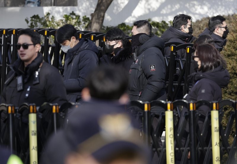 경찰 "<b>경호처장</b>·차장 <b>공무집행방해</b> 입건…내일까지 출석요구"