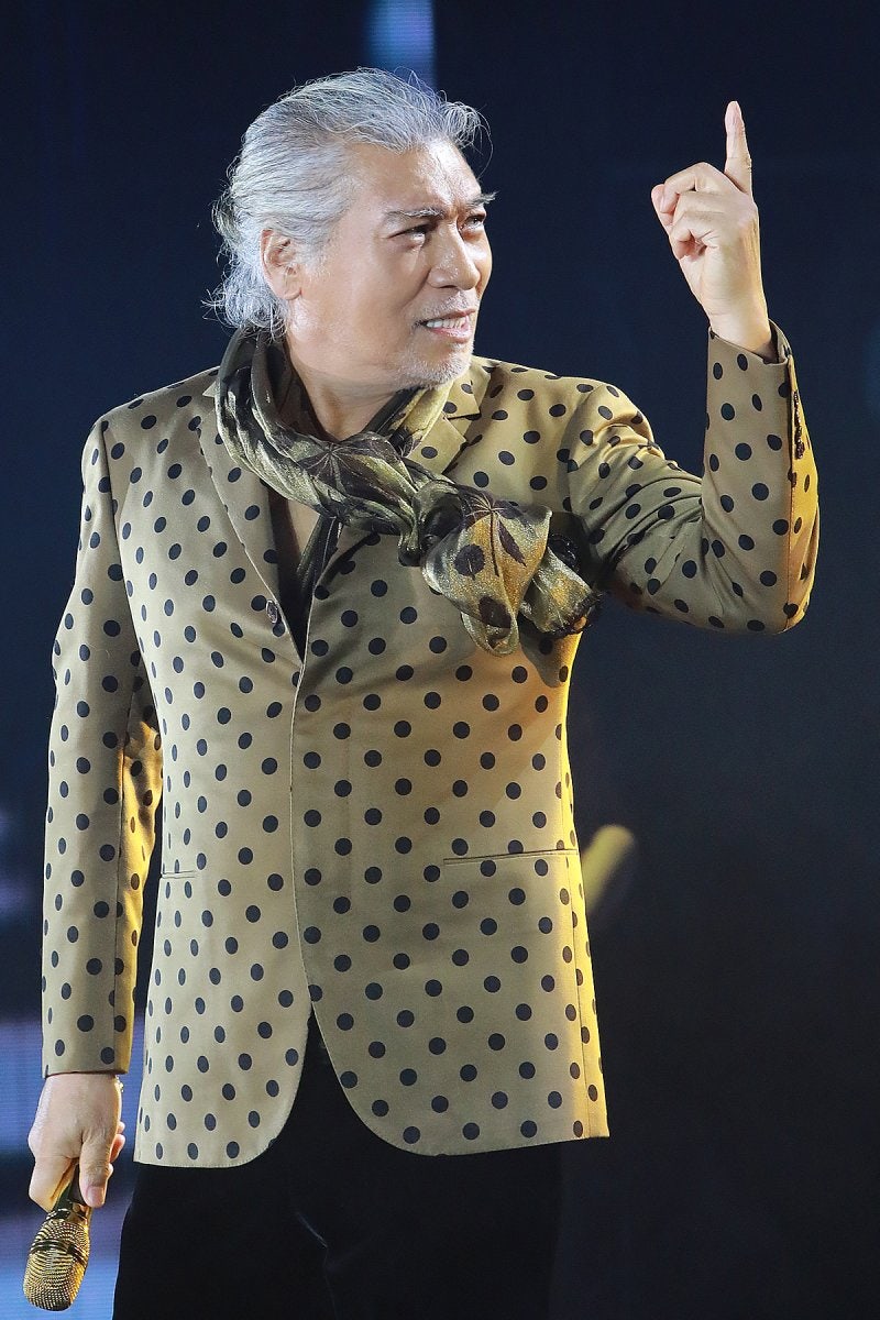 “왼쪽, 지들은 뭐 잘하나?” <b>나훈아</b>, <b>은퇴 콘서트</b> 첫 무대서 <b>정치</b>권 작...