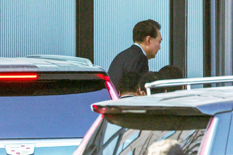 윤석열 대통령이 15일 오전 경기 과천 고위공직자범죄수사처(공수처)에 도착해 조사실로 향하고 있다.뉴스1