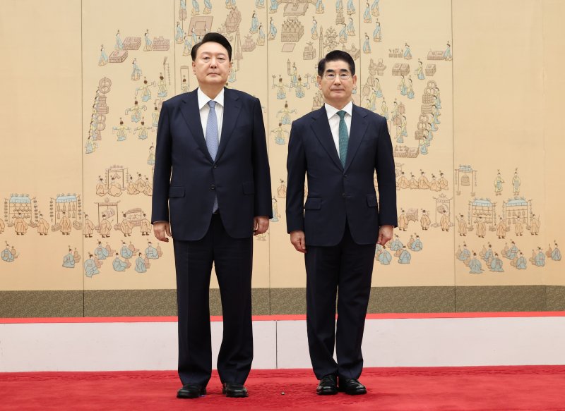 President Yoon Suk-yeol (photo left) and former Minister of National Defense Kim Yong-hyun./Photo=Newsis
