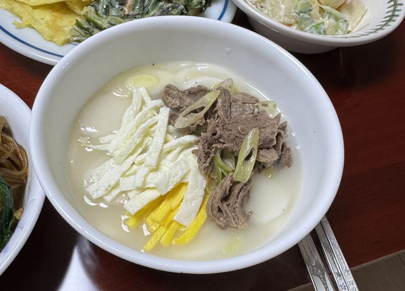필자의 모친이 지난 신정에 차리신 떡국. 사진=안승현 기자