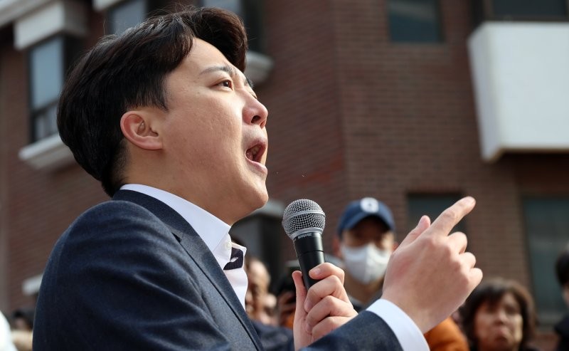 <b>이준석</b> "낡은 좌우 말고 앞으로 나아가자"…사실상 대선출마 시사