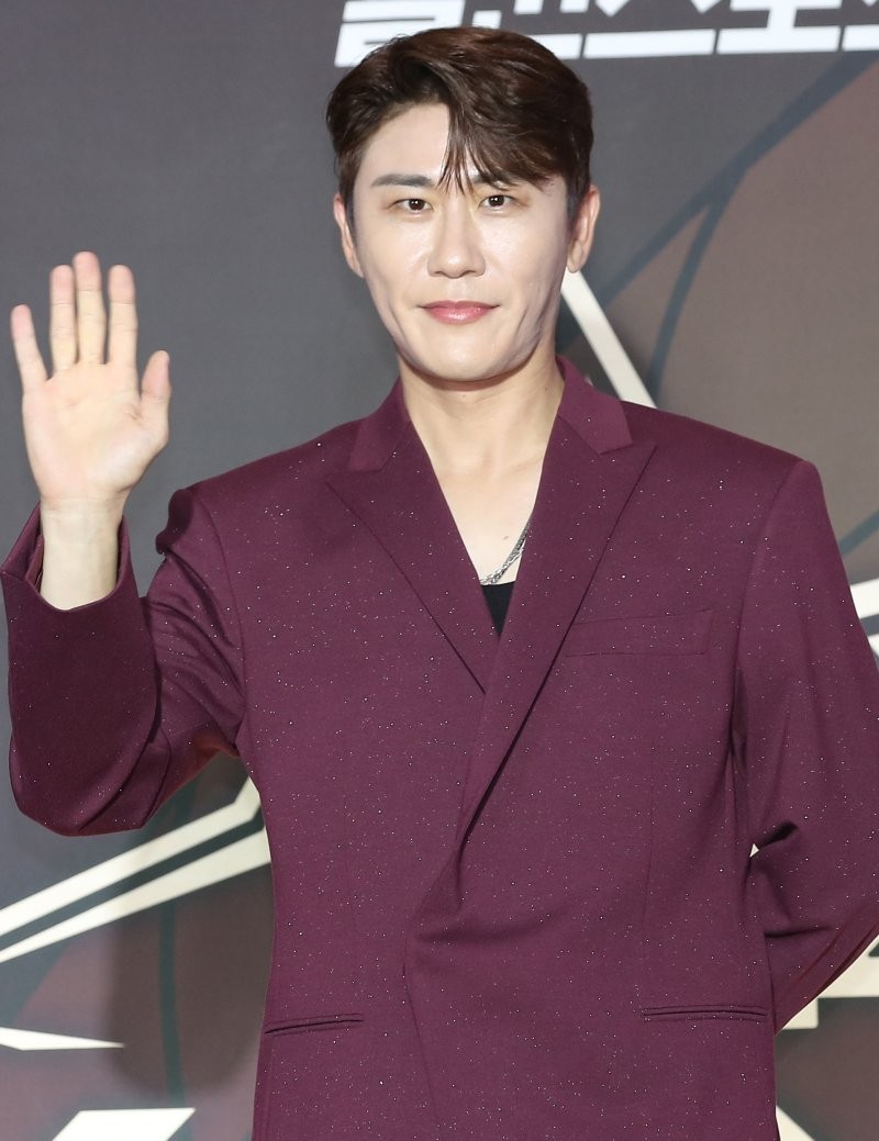 '<b>음원 사재기</b>' <b>영탁</b> 전 소속사 대표 <b>징역</b> 8개월…법정구속