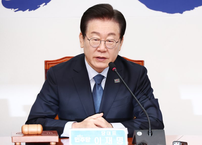 (서울=뉴스1) 김민지 기자 = 이재명 더불어민주당 대표가 7일 오전 서울 여의도 국회에서 열린 최고위원회의에서 모두 발언을 하고 있다. 2025.2.7/뉴스1 /사진=뉴스1화상