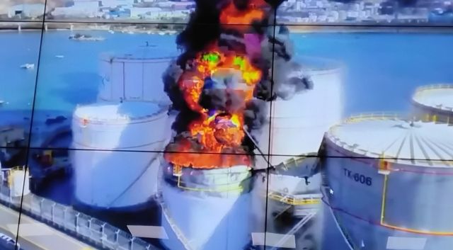 10일울산 울주군 온산읍 처용리 유나이티드터미널코리아 내 유류탱크에서 대규모 화재가 발생, 시커먼 연기와 함께 불길이 쉴새 없이 솟구쳐 오르고 있다.