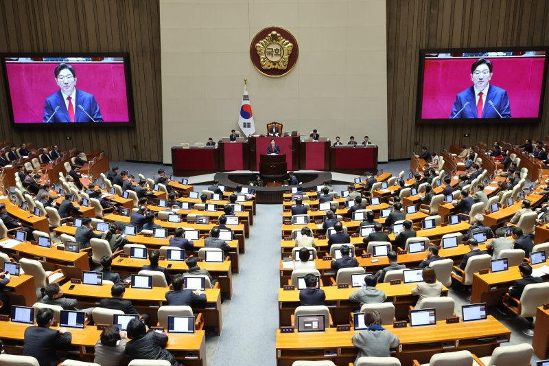 국민의힘 권성동 원내대표가 11일 국회 본회의에서 교섭단체 대표연설을 하고 있다. 권 원내대표는 이날 권력구조 개편을 비롯해 추가경정예산안 등 다양한 민생대책 제시에 주력했다. 연합뉴스