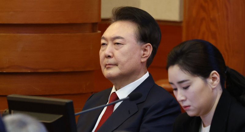 탄핵심판 8차 변론 출석한 윤석열 대통령 (서울=연합뉴스) 김인철 기자 = 윤석열 대통령이 13일 서울 종로구 헌법재판소 대심판정에서 열린 '윤석열 대통령 탄핵심판 8차 변론'에 출석해 있다. 2025.2.13 ya