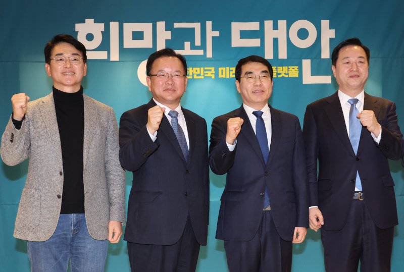野 대권주자 한자리에 김부겸 전 국무총리(왼쪽 두번째) 등 더불어민주당 출신의 비명계 인사들이 주축이 돼 18일 경기 KTX 광명역에서 '희망과 대안포럼' 창립식을 했다. 왼쪽부터 박용진 전 의원, 김 전 총리, 양