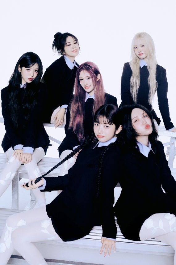아이브, ‘아이브 스위치’로 ‘글로벌 앨범 세일즈 차트’ 7위 등극소식입니다 !