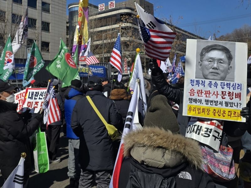 [르포]"불법탄핵, 당장석방"…중앙지법 앞 집결한 <b>지지자</b>들