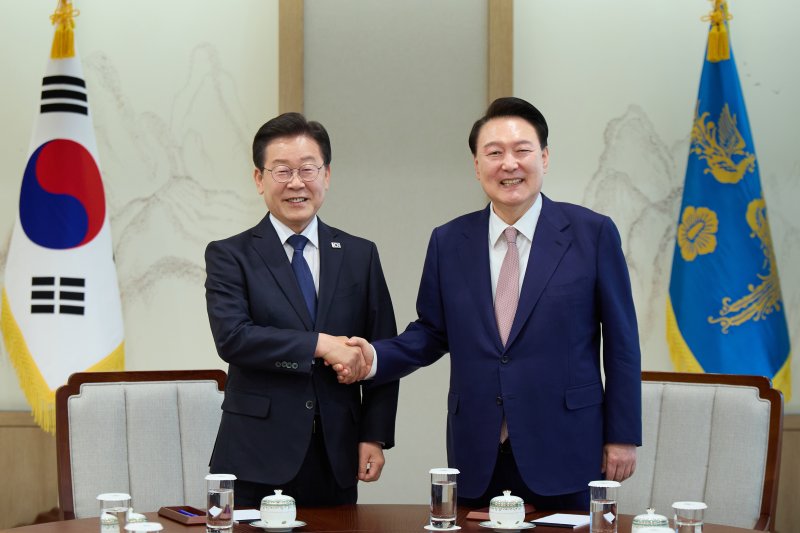윤석열 대통령과 이재명 더불어민주당 대표 (대통령실 제공) /사진=뉴스1