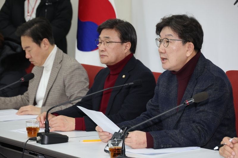 <b>권성동</b> "'<b>영장</b>쇼핑·사기수사수괴' 오동운 사퇴해야…몸통 <b>공수처</b>는 당...