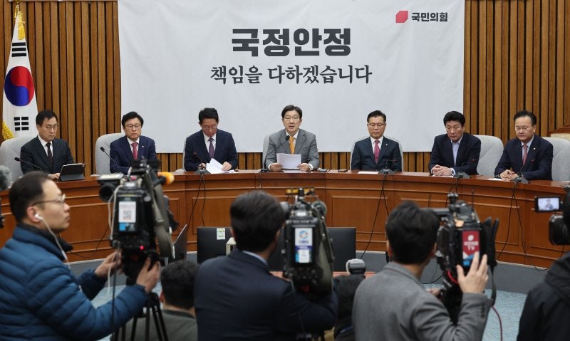 與, <b>상법</b> 개정안·<b>명태균 특검법</b> 통과시 <b>거부권</b> 행사 요청