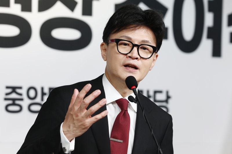 <b>한동훈</b> "<b>이재명</b>, 한국에서 가장 위험…유죄 막으려 <b>계엄</b>할수도"