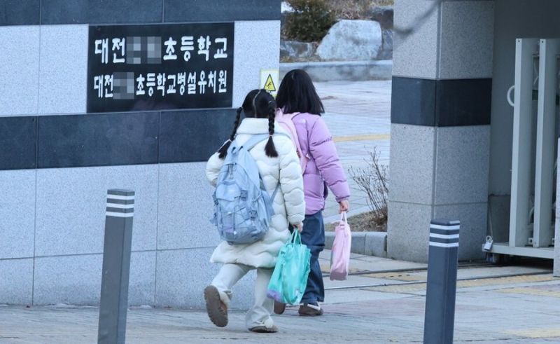 대전 초등생 故김하늘 양 피살사건 이후 긴급 휴교령을 내렸던 서구 한 초등학교가 지난 17일 오전 7일 만에 등교를 재개하고 있다. /사진=연합뉴스