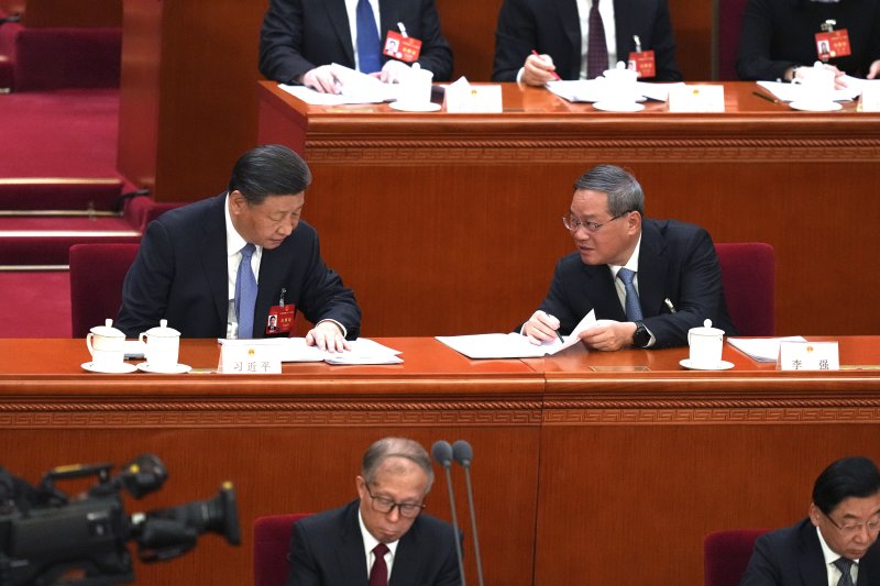 在揚霍（全國人民代表大會和全國人民的政治談判）的會議上，這是最大的年度政治活動，於2024年3月8日最終確定了中國國家行政政策的政策，習近平總統（左）與第二任總理列琴（Lichang）進行了會談。一個