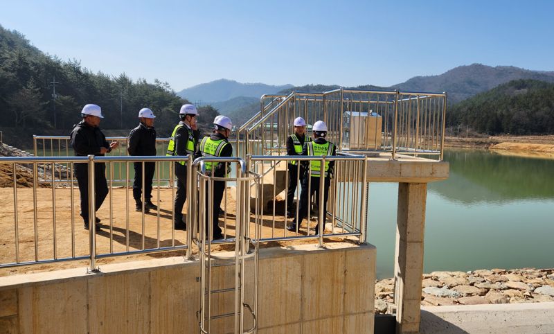 為了加強海冰季節農業生產基礎設施和建設的基礎設施和建設的安全管理，Jeonnam -Do將進行為期三週的“共同安全檢查，從第4周到21日進行三個星期。照片顯示了Yeongam Geumjeong區的翻新業務