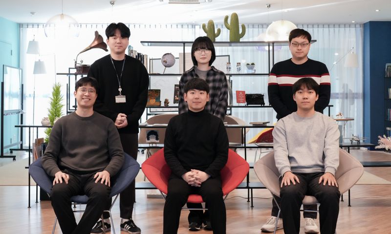 Ulsan科學技術學院（UNIST）物理學教授Sohn Chang -Hee找到了一種特殊的量子狀態，在該狀態下，Yousei University Kim Jae -hoon團隊和Unist新材料工程團隊Yoo Jung -Woo團隊可以創建大型量子計算機，而無需錯誤。剩下的照片