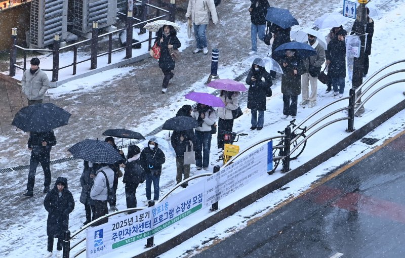 上個月12日,當大雪驅逐出境在大都會地區生效時,公民正在Yeongtong -Gu,Suwon -si,Suwon -si,Gyeonggi -do的Mangpo車站附近,正在等待公共汽車。新聞