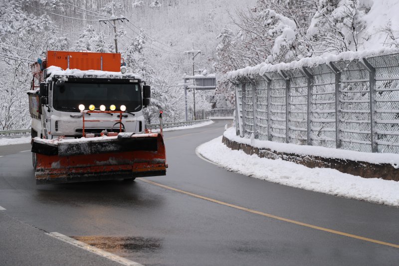 Gangwon Mountain Ganan（Gangwon Goseong = Yonhap News）記者Ryu Ho -Jun =在第三名，Gangwon山脈周圍有很多雪，降雪車在Hyangrobong，Jinbu -ri，Jinbu -Ri，Ganseong -eup -eup -eup -eup -eup -eup -eup -eup -goseong -gun -gun -gun -gun -gun -gun -gun -gun -gun -gun -gun -gun -gun -gun -gun -gun -gun -gun -gun -gun。從前一天到上午9點