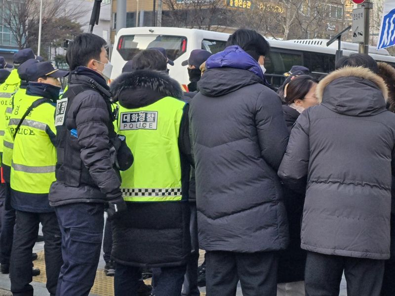 在首爾西部地區法律的騷亂之前的兩天，一名對話警察說服了1月17日在首爾Mapo -Gu的西方政黨前面的抗議者。/photo =記者ji -yoon seo