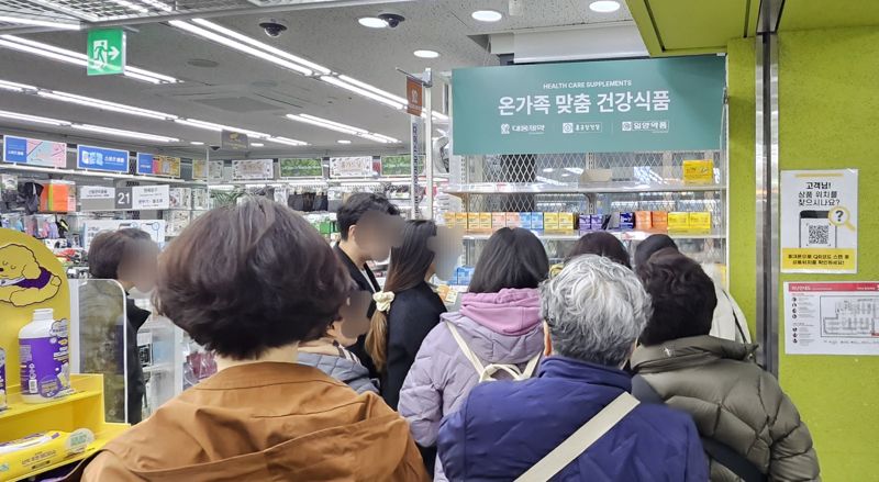 1日,顧客聚集在Daiso Hongdae 2nd Store Health功能食品攤位前。照片=記者Noh Jung