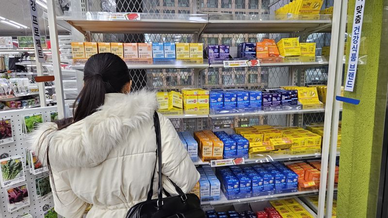 消費者正在Daiso Hongdae 2在1日在Daiso Hongdae 2 Health功能性食品堆棧前選擇商品。照片=記者Noh Jung