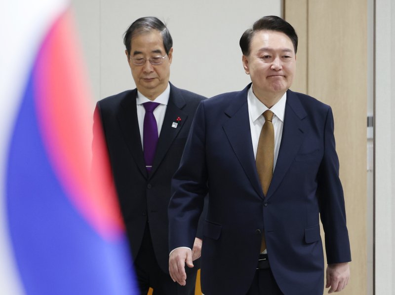 윤석열 대통령과 한덕수 국무총리가 지난해 1월 9일 서울 용산 대통령실 청사에서 열린 국무회의에 입장하고 있다. 사진=연합뉴스