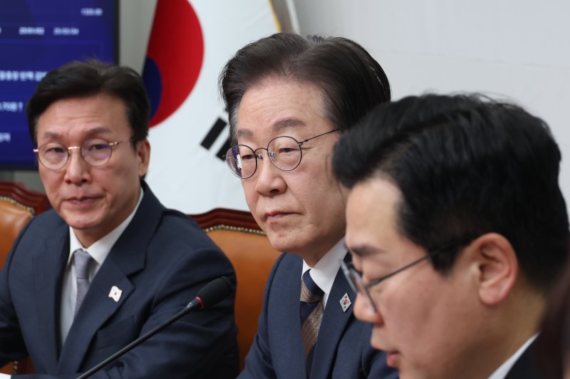 이재명 더불어민주당 대표가 10일 서울 여의도 국회에서 열린 최고위원회의에서 생각에 잠겨 있다. 뉴시스