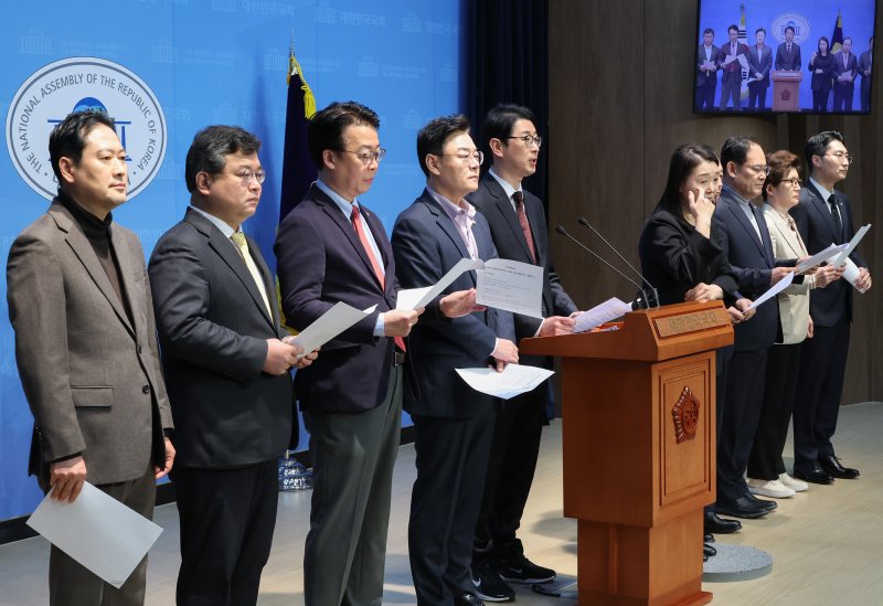 법원의 윤석열 대통령에 대한 구속취소와 검찰의 석방 결정으로 탄핵정국에 거센 후폭풍이 불고 있다. 국민의힘 비상계엄 국정조사 특별위원회 위원들이 10일 국회에서 윤 대통령을 불법 체포·구금한 혐의로 오동운 고위공직자