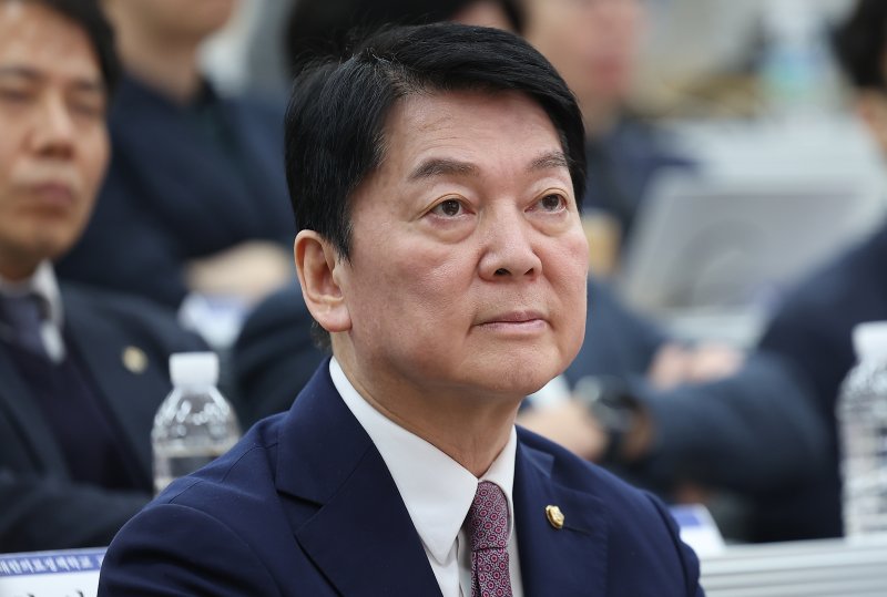 의사 수 추계 논문 공모 발표회 참석한 안철수 의원 (서울=연합뉴스) 김성민 기자 = 국민의힘 안철수 의원이 10일 서울 종로구 서울대병원 의과대학에서 열린 '의사 수 추계 논문 공모 발표회'에 참석해 있다. 202