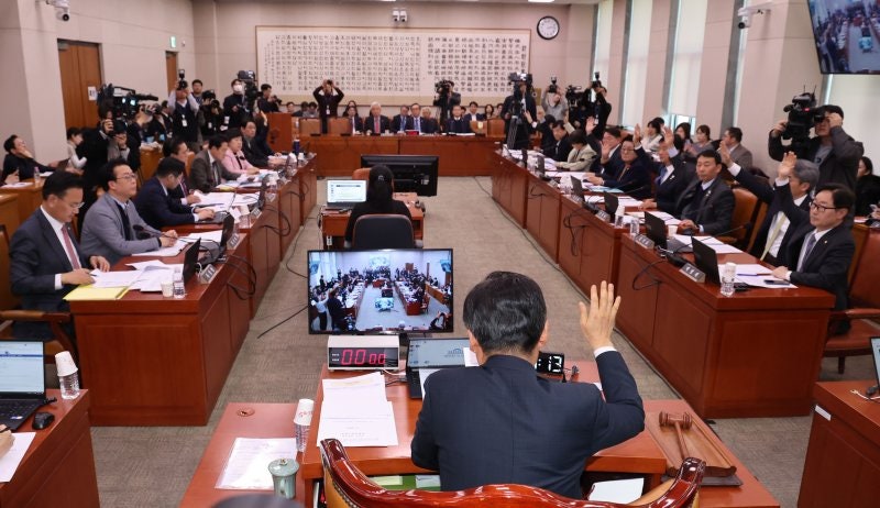 '<b>김건희</b>·마약 <b>상설특검</b>' 野 단독 법사위 통과...與 퇴장