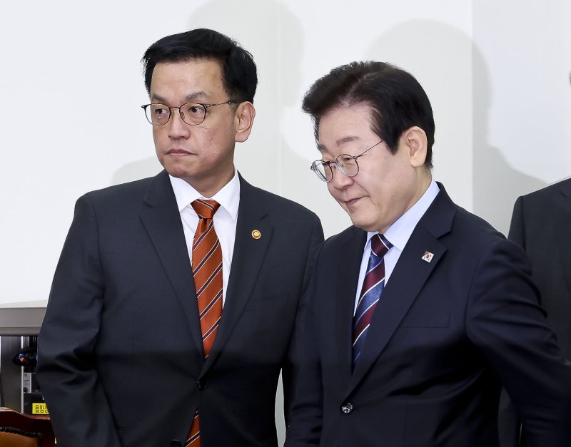 Lee Jae-myung (right), leader of the Democratic Party, is seen walking with Choi Sang-mok, acting president and deputy prime minister and minister of strategy and finance, at the National Assembly in Yeouido, Seoul, on January 13. Photo = Newsis