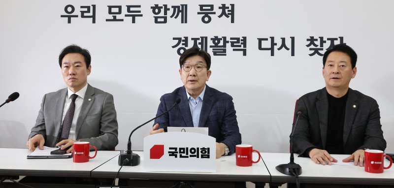 국민의힘 권성동 원내대표(가운데)가 23일 국회에서 열린 기자간담회에서 발언하고 있다.