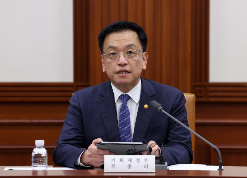 최상목 경제부총리 겸 기획재정부 장관이 25일 오후 서울 종로구 정부서울청사에서 열린 제4차 공급망안정화위원회에서 발언하고 있다.뉴시스