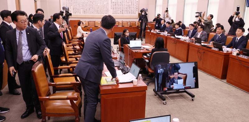 尹 <b>탄핵</b> <b>선고 촉구 결의안</b>, 野 단독 법사위 통과...與는 단체 퇴장