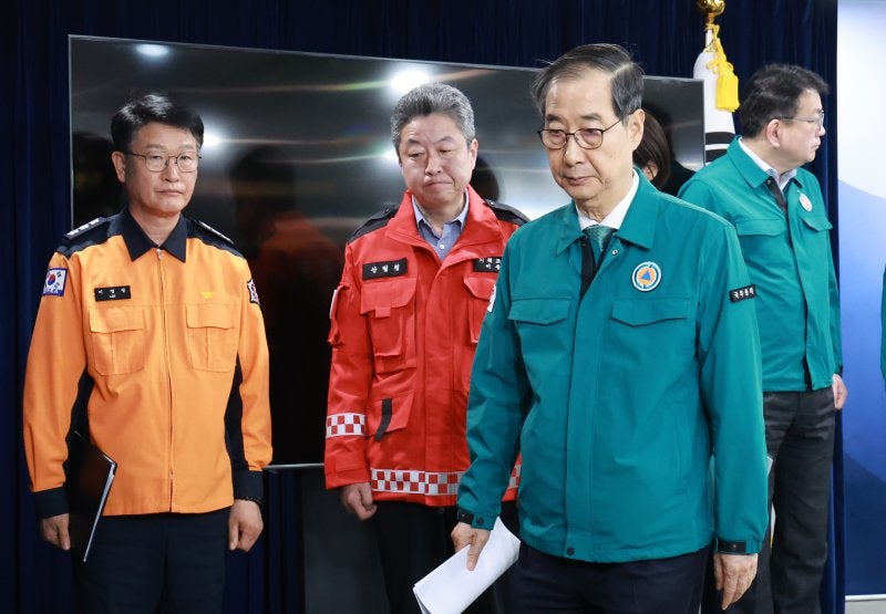 한덕수 대행 담화문 "역대 최악 <b>산불 진화</b> 집중...불법소각 엄정 대처"