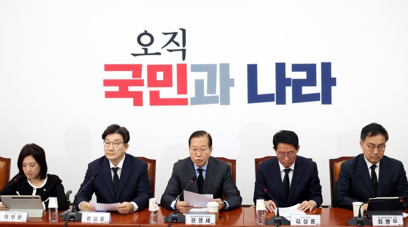 [서울=뉴시스] 조성봉 기자 = 권영세 국민의힘 비상대책위원장이 27일 오전 서울 여의도 국회에서 열린 비상대책위원회의에서 발언을 하고 있다. 2025.03.27. suncho21@newsis.com