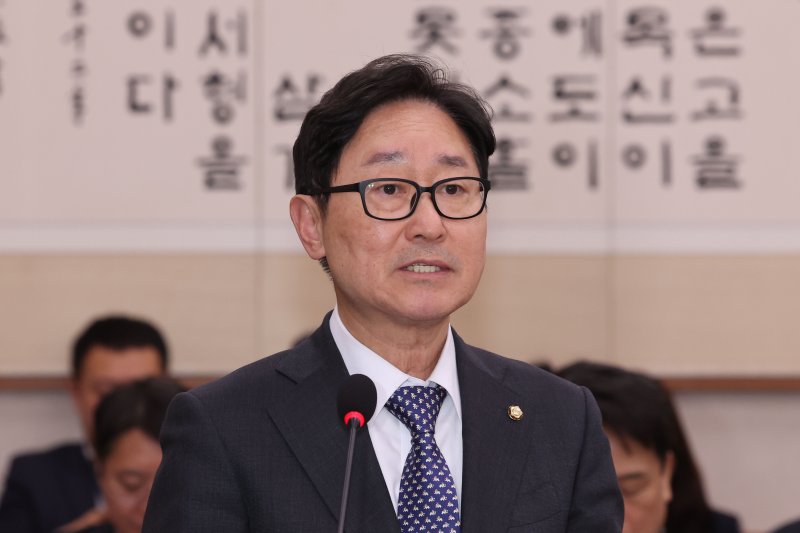 Park Beom-gye, Chairman of the Legislation and Judiciary 1st Subcommittee, is giving a report during a plenary session of the Legislation and Judiciary Committee at the National Assembly in Yeouido, Seoul, on the 19th. Newsis