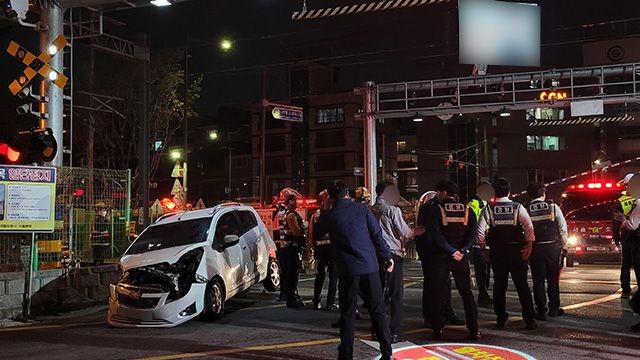 "수신호 오인하고 건너려다"..용산 <b>서빙고역</b>서 <b>KTX</b>와 <b>승용차 충돌</b>