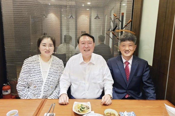윤석열 전 대통령이 지난 19일 배의철 변호사, 김계리 변호사와 함께 식사 자리를 가진 모습. (김계리 변호사 SNS 캡처. 재판매 및 DB금지) 2025.4.21/사진=뉴스1화상