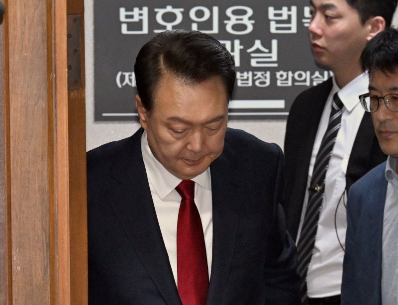 남색 정장에 붉은 넥타이…<b>피고인석</b> 앉은 尹 모습 공개